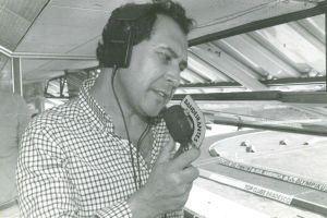 José Silvério empunhando o microfone da Rádio Bandeirantes em 1985